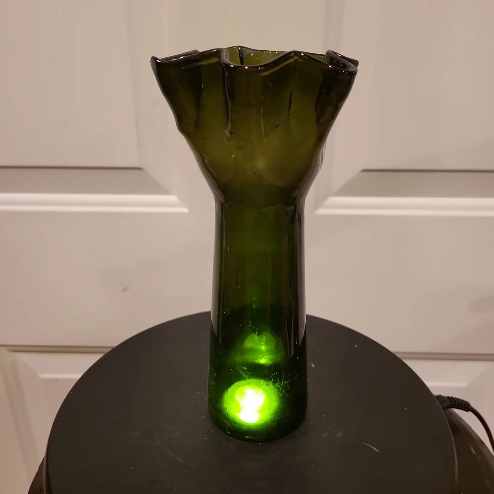 Vintage Green Glass Hand Blown Artisan Handkerchief Vase 8.25" - Picture 5 of 10